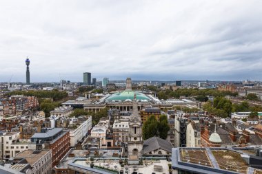 Londra 'nın merkezinin yüksek açılı panoramik manzarası çatılar, simgeler ve BT Kulesi