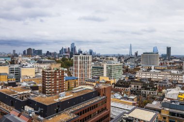 Londra şehir manzarasının panoramik görüntüsü, gökdelenler, çatılar ve simgeler.
