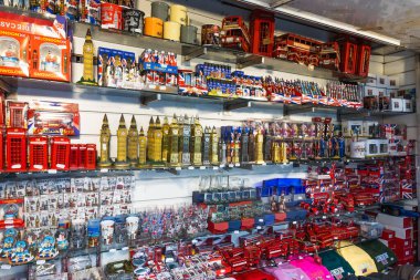 İngiliz temalı hediyeler, koleksiyonlar ve seyahat hatıralarıyla dolu bir Londra hediyelik eşya dükkanı. Londra, İngiltere, 1 Ekim 2023