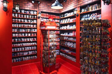 Londra hatıra eşyaları, İngiliz bayrakları ve ikonik hatıralar satan renkli İngiliz hediyelik eşya dükkanı