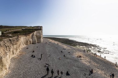 Birling Gap 'teki beyaz kayalıklar ve çakıl taşlı plajlar ve İngiltere' nin en iyi varış noktası olan Yedi Kız Kardeş.