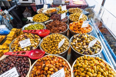 Canlı zeytin, baharat ve geleneksel yerel yemeklerin sergilendiği canlı bir sokak pazarı.