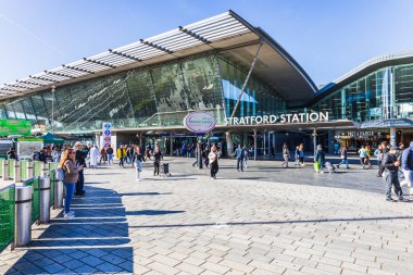 Londra 'daki kalabalık Stratford İstasyonu girişinde insanlar, şehir tasarımı ve ulaşım bağlantıları var. Londra, İngiltere, 15 Ekim 2023