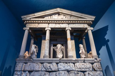 İyi korunmuş bir Lycian mezarı olan Nereid Anıtı, antik Yunan tarzı mimari eserlerini sergiliyor. Londra, İngiltere, 21 Ekim 2023