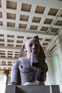 Antik Mısır sanatının bir başyapıtı olan Firavun 2. Ramses 'in büyük büstü British Museum' da sergilenmektedir. Londra, İngiltere, 21 Ekim 2023