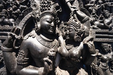 Güzel oyulmuş Hindu heykeli Shiva ve Parvati, İngiliz Müzesi 'nde bulunan kutsal birliği temsil ediyor. Londra, İngiltere, 21 Ekim 2023