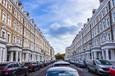 Beyaz ve bej renkli zarif Londra konakları simetrik bir şehir sokak manzarası yaratıyor. Londra, İngiltere, 28 Ekim 2023