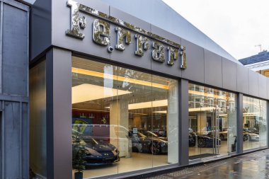 İçinde markalaşma, mimarlık ve şık arabalar bulunan birinci sınıf Ferrari bayiliği. Londra, İngiltere, 28 Ekim 2023