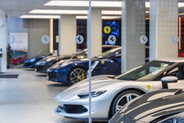 Marka ve içinde şık arabalar bulunan birinci sınıf Ferrari bayiliği. Londra, İngiltere, 28 Ekim 2023