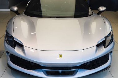 Ferrari 'nin ön profilinin detaylı çekimi, aerodinamik formu ve premium stili vurguluyor. Londra, İngiltere, 28 Ekim 2023