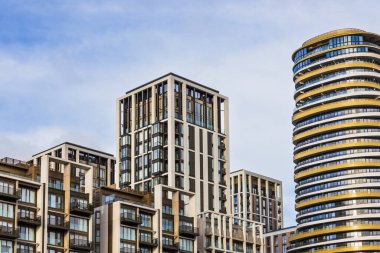 Şık cepheli ve kentsel tasarımı olan modern yüksek binalar topluluğu.