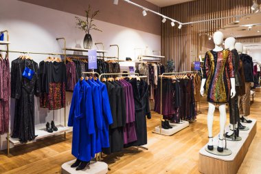 Moda giysileri ve şık mankenlerle donatılmış lüks bir butik mağazası. Londra, İngiltere, 28 Ekim 2023