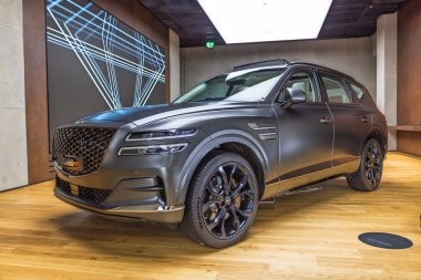 Matte Genesis GV80 lüks SUV ahşap döşemeli ve yumuşak ışıklandırmalı premium showroom 'da sergileniyor. Londra, İngiltere, 28 Ekim 2023