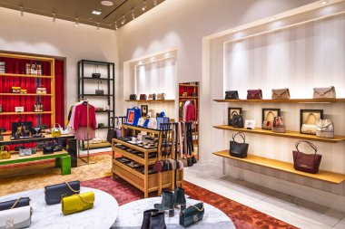 Lüks el çantaları, tasarımcı kıyafetleri ve lüks bir mağazada aksesuarlar sergilenen lüks butik bir mağaza. Londra, İngiltere, 28 Ekim 2023