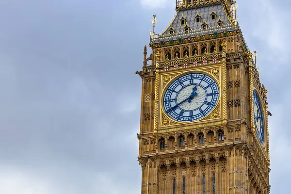 Büyük Ben 'in Westminster, İngiltere' deki bulutlu bir günde detaylı mimari görüntüsü