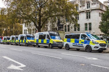Kamu güvenliği ve kontrolünün bir parçası olarak protestolar sırasında sokaktaki polis minibüsleri. Londra, İngiltere, 5 Kasım 2023