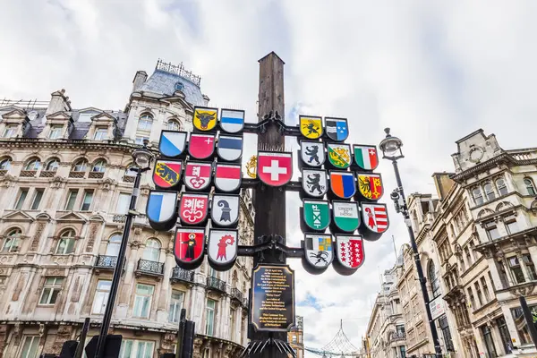 İsviçre bölgesel arması içeren Londra 'daki Iconic Swiss Cantonal Tree. Londra, İngiltere, 5 Kasım 2023