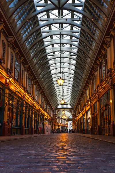 Londra 'daki Leadenhall Market' te Victoria dönemi mimarisi detaylarıyla güzel aydınlatılmış. Londra, İngiltere, 5 Kasım 2023