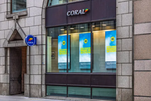 Camlı camları, tanıtım posterleri ve kentsel bir ortamda markalaşma olan bir Mercan bahis dükkanının dış görünüşü. Londra, İngiltere, 5 Kasım 2023