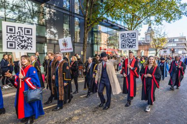 Londra 'da, şehit askerleri onurlandırmak için geleneksel kıyafet giymiş insanların katıldığı bir Anma Günü geçidi. Londra, İngiltere, 11 Kasım 2023
