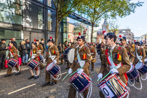 Londra Anma Günü etkinliği sırasında bir askeri yürüyüş bandosu davul çalıyor. Londra, İngiltere, 11 Kasım 2023