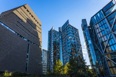 Yüksek açılı, çelik ve cam dış görünüşlü şirket binalarının düşük açılı görüntüsü.