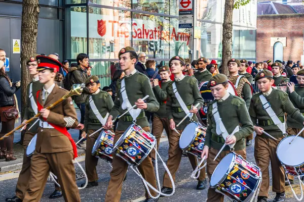 Londra 'daki anma töreninde resmi bir törenle davul çalan üniformalı askerler vardı. Londra, İngiltere, 11 Kasım 2023