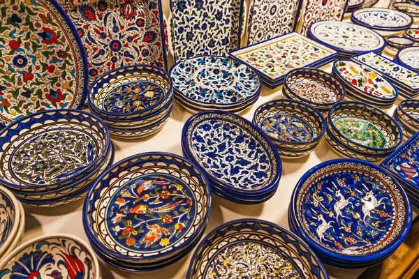 Renkli bir el boyası koleksiyonu seramik tabaklar ve kaseler Londra 'daki bir markette sergileniyor. Londra, İngiltere, 11 Kasım 2023