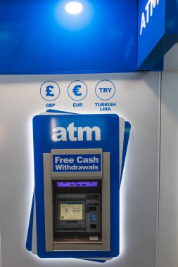 Aydınlatılmış tasarımı olan güvenli bir ATM, bankacılık, para çekme ve kart ödeme seçenekleri. Londra, İngiltere, 18 Kasım 2023