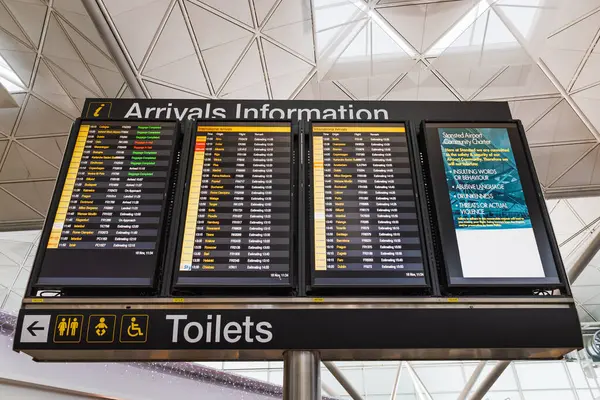 Havaalanı varış bilgi panosu gerçek zamanlı uçuş durumu ve yolcu güncellemelerini gösteriyor.