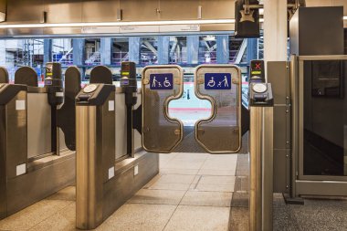 Londra metro istasyonundaki bilet kapıları. Yolcu girişi ve çıkışı için kullanılıyor. Londra, İngiltere, 10 Aralık 2023