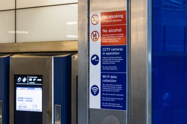 Londra Metro İstasyonu güvenlik uyarısı ve yolcu rehberliği sağlayan işaretler