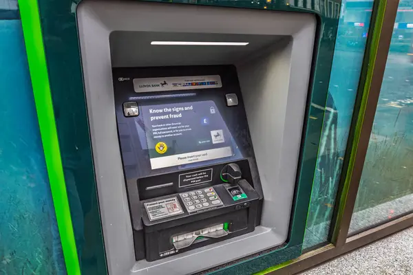 Lloyds Bank ATM 'si şehir merkezinde, nakit para çekme ve bankacılık hizmetleri sunuyor. Londra, İngiltere, 10 Aralık 2023