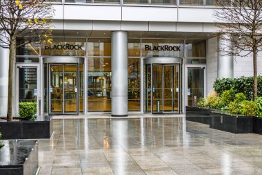 Modern Blackrock ofis girişinde sofistike cam kapılar ve çağdaş şehir tasarımı sergileniyor. Londra, İngiltere, 10 Aralık 2023
