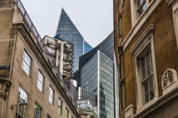 Londra kentsel gelişimi ve mirası sembolize eden tarihi ve modern yapıların karışımı ile şehir manzarası