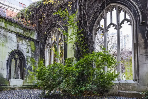 Doğu Kilisesi 'ndeki St. Dunstan harabeleri yeşilliklerle kaplıydı. Londra, İngiltere' de sakin bir bahçe kaçışı yarattı.