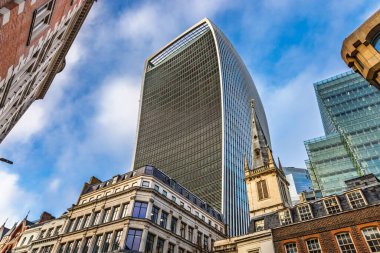 20 Fenchurch Caddesi 'ndeki ünlü telsiz binası tarihi ve modern Londra yapılarıyla çevrili.