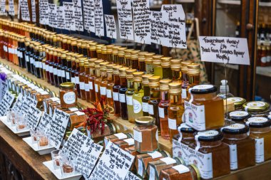 Yerel üretim gurme bal ve meyve konserveleri Borough Market 'te sergilendi. Londra, İngiltere, 17 Aralık 2023