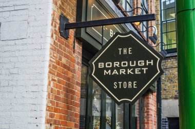 17 Aralık 2023 'te Londra' nın ünlü Borough Market bölgesindeki tuğla bir binaya asılan Borough Market tabelasının yakın görüntüsü.