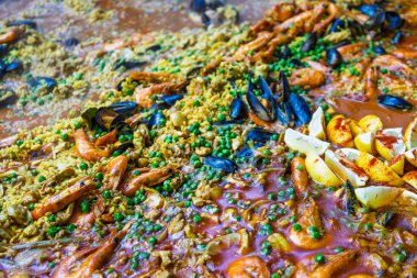 Londra Borough Market 'te taze pişirilmiş canlı deniz ürünleri paella midye, karides ve aromatik otlar içerir.