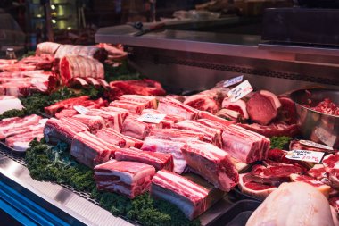 Londra 'nın ikonik Borough Market' inde geleneksel bir kasap tezgahında özel et kesimi seçimleri düzenlendi.