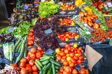 Organik domatesler, salatalıklar ve yapraklı yeşillikler Borough Market, Londra 'nın ünlü pazar yerinde güzelce düzenlenmiştir.