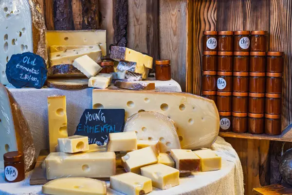 Londra 'nın ikonik Borough Marketi' ndeki bir esnaf peynir standında sunulan leziz gurme peynirler. Londra, İngiltere, 17 Aralık 2023