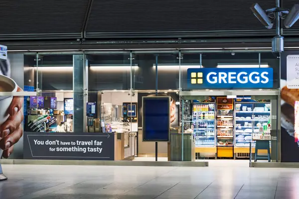 Greggs pastanesi ve kahve dükkanı zincirinin dış tarafında gıda vitrinleri ve kentsel ortam yer alıyor. Londra, İngiltere, 24 Aralık 2023