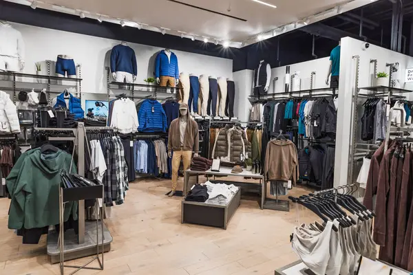 Ceket, gömlek ve pantolon da dahil olmak üzere erkek modasının yer aldığı modern bir giyim mağazasının içinde. Londra, İngiltere, 24 Aralık 2023