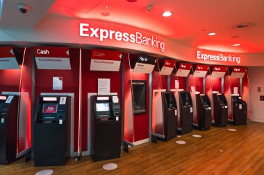 HSBC banka ekspres bankacılık alanında çok sayıda açık kırmızı işaretli ATM bulunuyor. Londra, İngiltere, 24 Aralık 2023