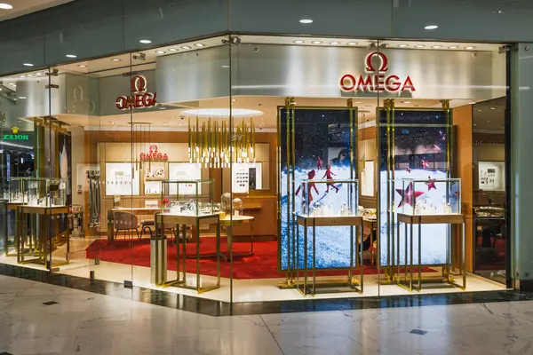 Lüks saatleri ve markalı iç mekanı olan bir Omega mağazası. Londra, İngiltere, 24 Aralık 2023