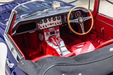 Kırmızı deri ve ahşap kaplamalı Jaguar E-Type Roadster Projesi. Londra, İngiltere, 24 Aralık 2023