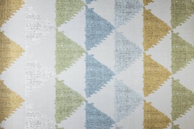 Beyaz kumaşın üzerinde renkli üçgenler olan soyut dokuma dokusu