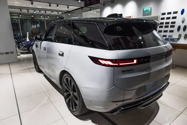 Range Rover Spor Melez Otobiyografisi lüks SUV sergi salonunda. Londra, İngiltere, 24 Aralık 2023